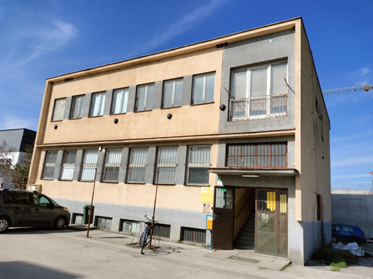 Na predaj samostatne stojaca budova - Zlaté Klasy