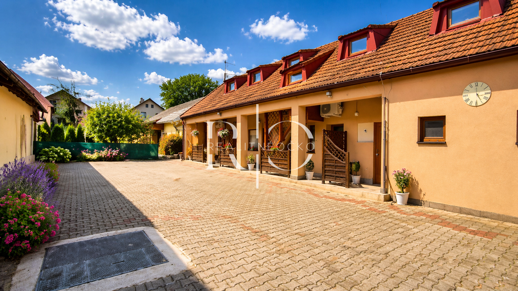 Na predaj investičný apartmánový dom - Podhájska