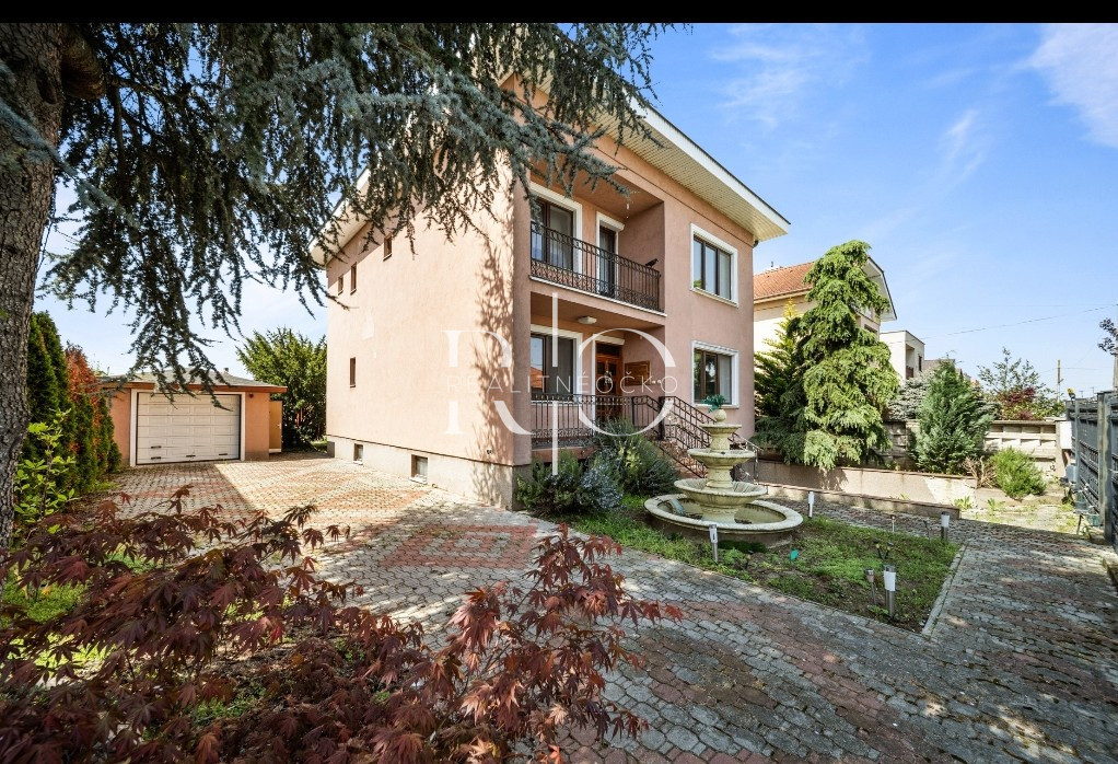 Na predaj rodinný dom s bazénom, Dvory nad Žitavou