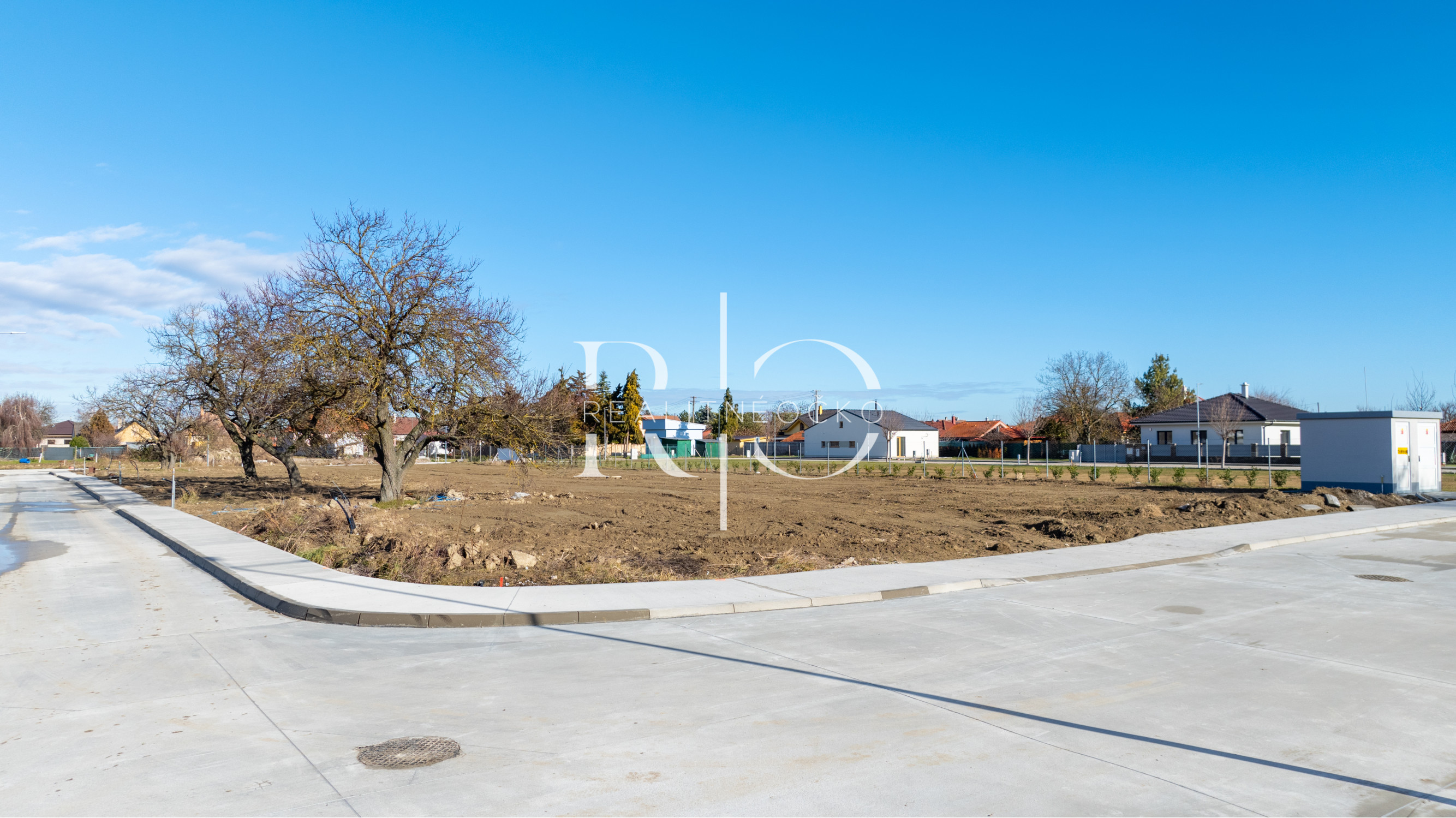 Predaj stavebný pozemok  v novej časti  obce Hrubý Šúr-Senec