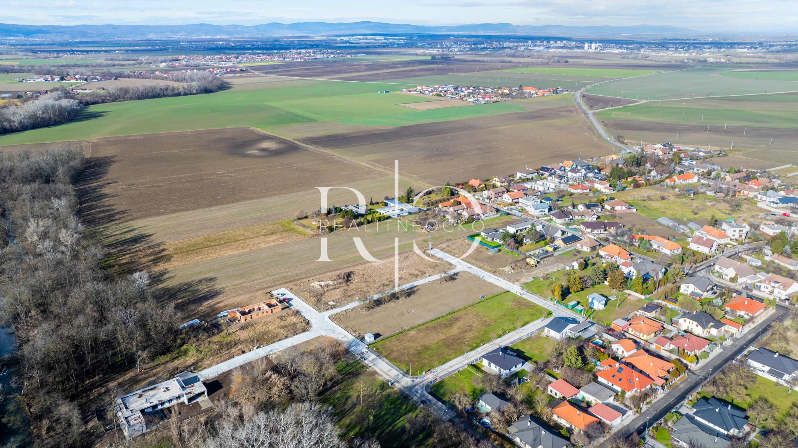 Predaj stavebný pozemok  v novej časti  obce Hrubý Šúr-Senec