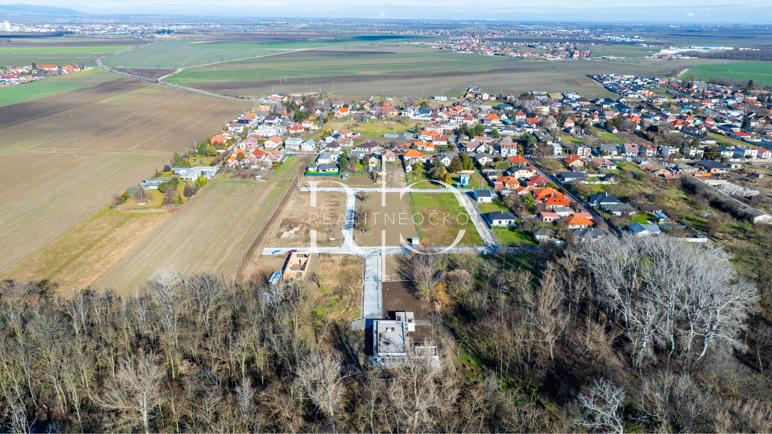 Predaj stavebný pozemok  v novej časti  obce Hrubý Šúr-Senec
