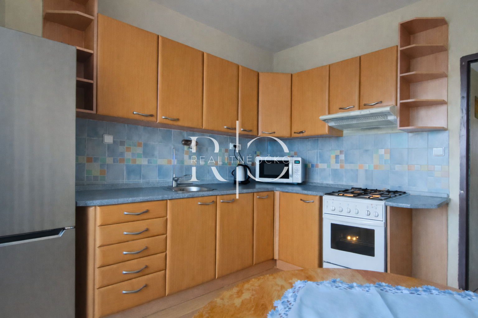 NA PREDAJ VELKÝ 3-IZBOVÝ BYT  – LEVICE, VINOHRADY