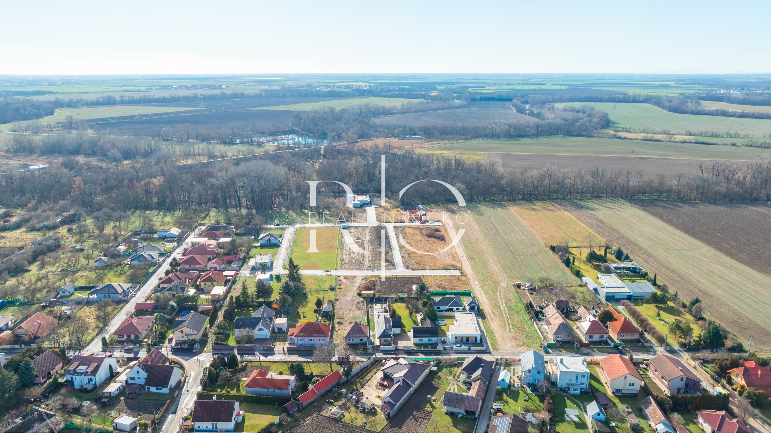 Predaj stavebný pozemok  v novej časti  obce Hrubý Šúr-Senec